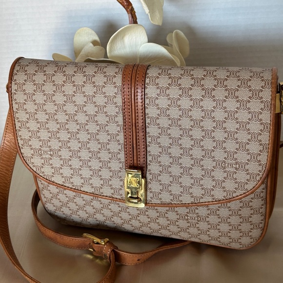 Authentic Celine MacAdam Shoulder Bag. - Picture 4 of 17